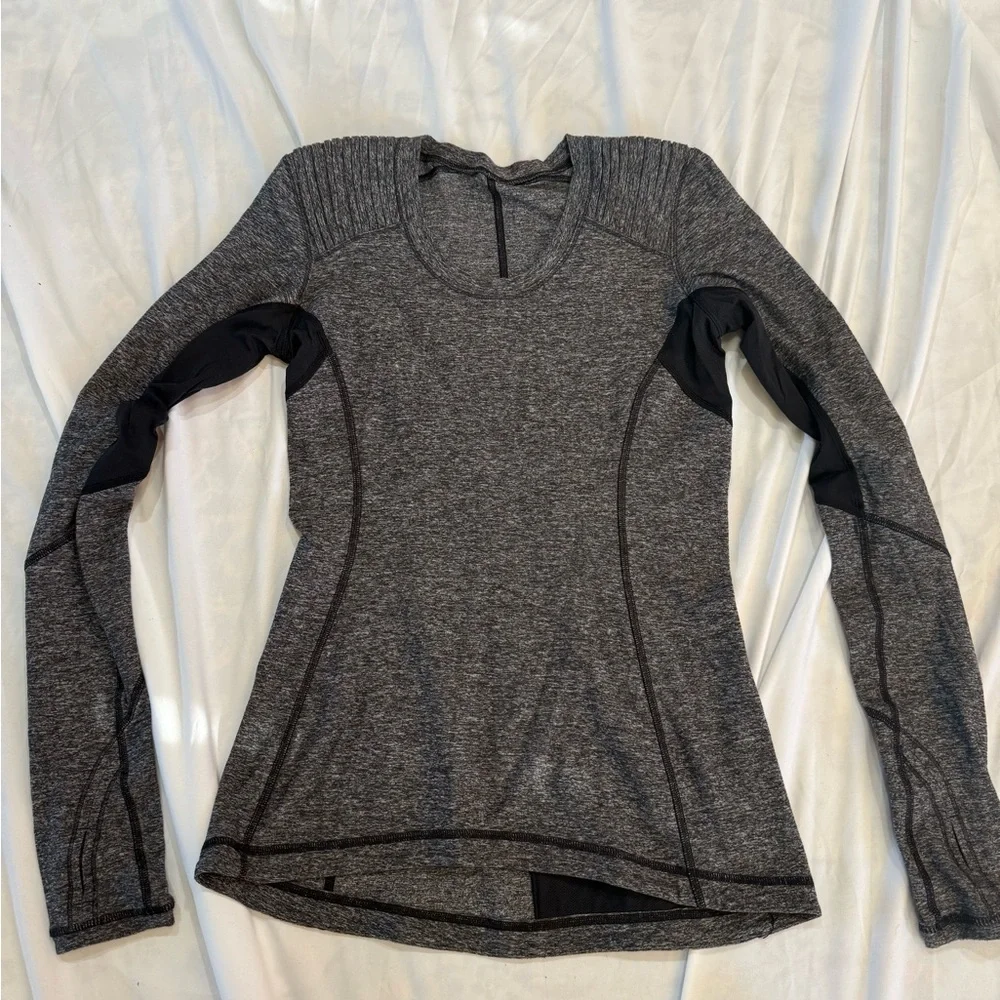 530 Lululemon Star Runner Rulu Long Sleeve Top Gray Black Size 4